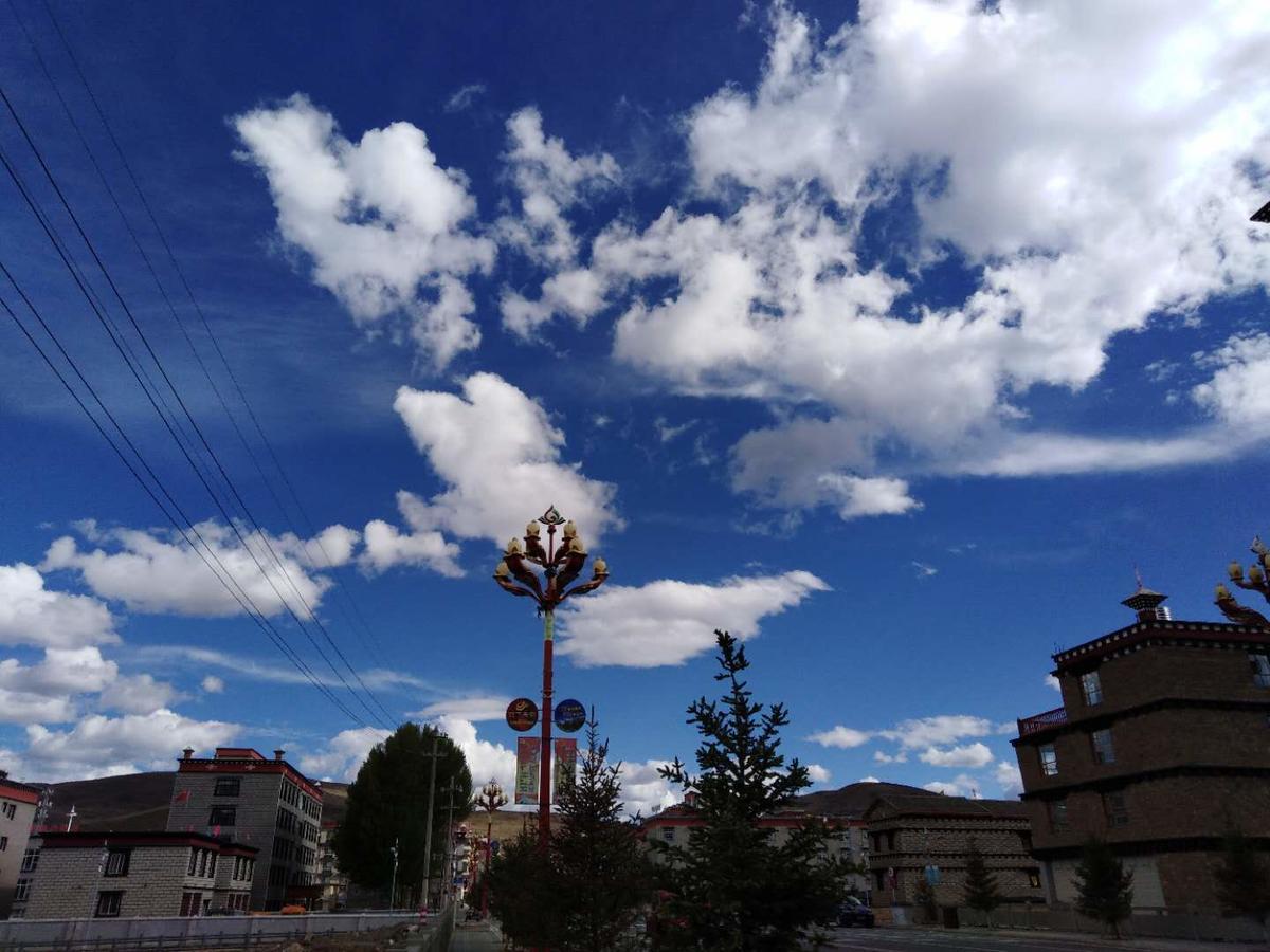 Zishuo Zihua Guest House Daocheng Exterior foto